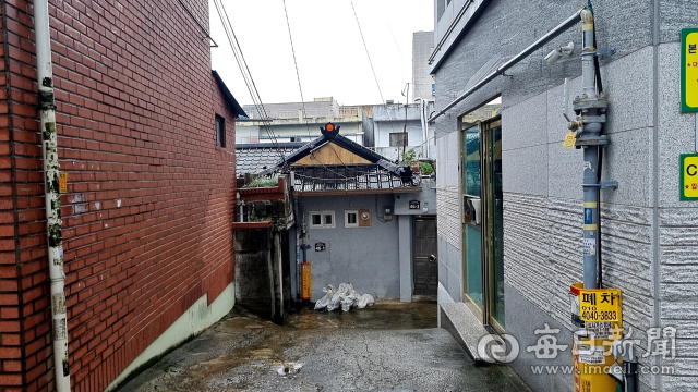 류모(50) 씨는 대구 남구 대명동에 있는 한 낡은 단독주택에 살고 있다. 1968년에 지어진 류 씨의 집은 빌라들 사이 경사진 골목 안쪽 낮은 지대에 있어 빗물 유입에 취약하다. 윤정훈 기자