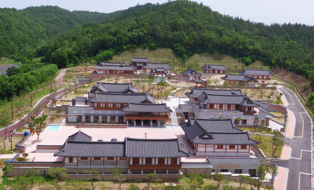 영양군이 3대문화권 인프라 활성화 공모사업에 선정돼 장계향문화체험교육원과 산촌문화누림센터를 단계적 일상회복에 맞춰 변화된 관광 트랜드를 이끄는 체험 관광상품으로 만들 계획이다. 사진은 장계향문화체험교육원 전경. 영양군 제공