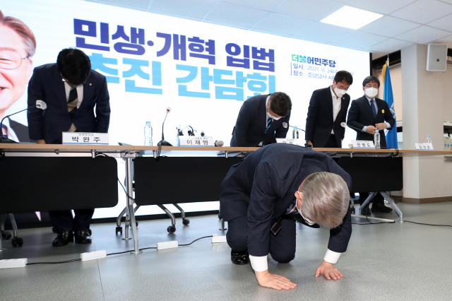 더불어민주당 이재명 대선 후보가 24일 서울 여의도 중앙당사 회의실에서 열린 민생·개혁 입법 추진 간담회에서 