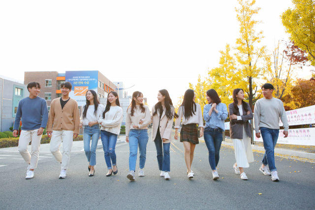 영남이공대 학생들이 교정을 거닐고 있다. 영남이공대 제공