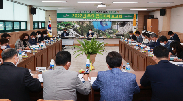 이병환(빨간색 상의) 군수가 지역발전 우수기업 ㈜금성지앤씨를 방문해 현장애로를 듣고 있다. 성주군 제공