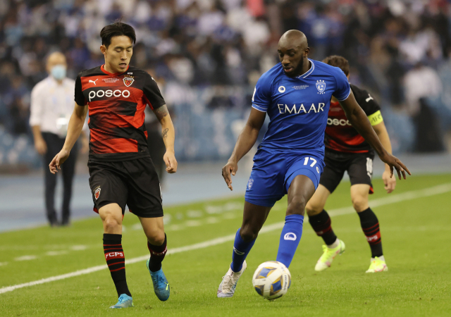 24일 사우디아라비아 리야드의 킹 파흐드 인터내셔널 스타디움에서 열린 아시아축구연맹(AFC) 챔피언스리그(ACL) 알힐랄(사우디아라비아) 대 포항 스틸러스(한국)의 결승전에서 포항의 신진호(왼쪽·33)가 알힐랄의 무사 마레가(30)와 볼을 다투고 있다. 지난 2009년 이 대회에서 우승했던 포항은 12년 만에 결승에 올랐지만, 0대2로 완패해 준우승을 거뒀다. 준우승 상금은 250만 달러(29억7천만 원)다. 연합뉴스