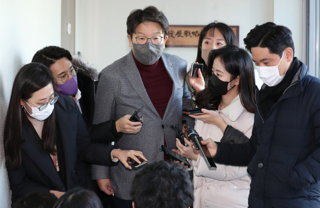 국민의힘 권성동 사무총장이 24일 오전 서울 종로구 김종인 전 비상대책위원장의 사무실에서 나와 취재진의 질문에 답하고 있다. 연합뉴스