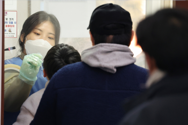 국내 코로나19 신규 확진자수가 처음으로 4천명을 넘어선 24일 오전 경기도 고양시 일산동구보건소에 마련된 임시선별진료소를 찾은 시민들이 검사를 기다리고 있다. 중앙방역대책본부에 따르면 이날 0시 기준 신규 확진자 수는 4천116명으로 집계됐다. 연합뉴스