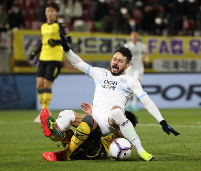 24일 전남 광양축구전용구장에서 열린 2021 하나은행 FA컵 결승 1차전 전남 드래곤즈와 대구FC 경기. 대구FC 세징야가 페널티 에어리어 안에서 파울을 당하며 페널티킥을 얻어내고 있다. 연합뉴스