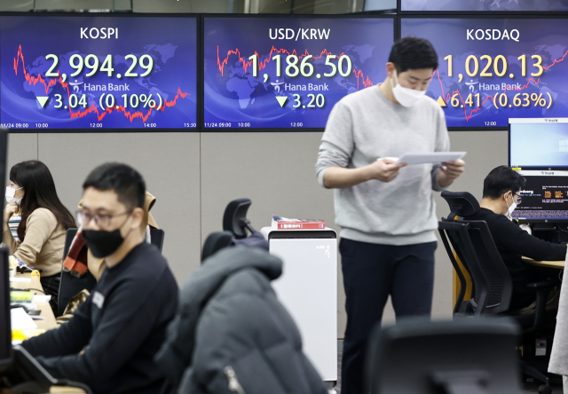 24일 오후 서울 중구 하나은행 딜링룸에서 딜러들이 업무를 보고 있다. 이날 코스피 지수는 전날보다 3.04p 내린 2,994.29에 거래를 마쳤다. 연합뉴스