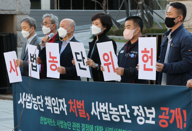 4.16연대, 민주노총, 참여연대 등 시민단체 관계자들이 28일 오후 서울 종로구 헌법재판소 앞에서 사법농단 관련 결정에 대한 기자회견을 열고 입장을 밝히고 있다. 헌법재판소는 이날 양승태 사법부 시절 재판에 관여한 혐의로 헌정사상 처음 진행된 임성근 전 부산고법 부장판사의 탄핵심판 사건을 