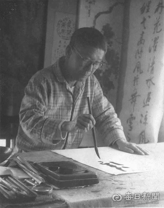 경산의 근대 서화가인 희재 황기식의 작품 활동 모습. 삼성현역사문화관 제공