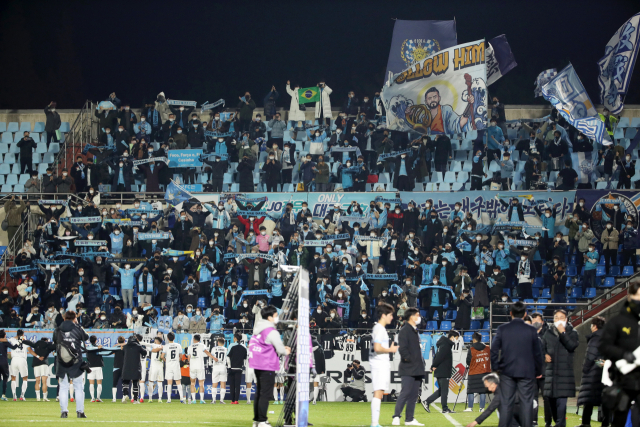 24일 전남 광양축구전용구장에서 열린 2021 하나은행 FA컵 결승 1차전 전남 드래곤즈와 대구FC 경기. 대구FC 선수들이 1-0 승리를 거둔 뒤 원정 응원을 펼친 팬들 앞에서 기뻐하고 있다. 연합뉴스