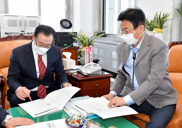 이철우 경북도지사가 25일 이종배 국민의힘 예산결산특별위원장을 만나 지역 현안 사업을 설명하고 있다. 경북도 제공