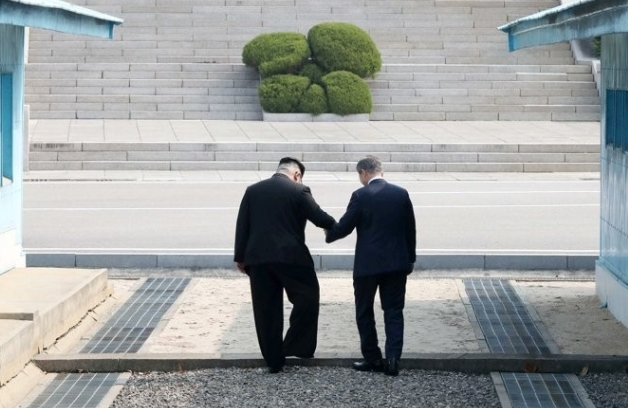 지난 2018년 4월 27일 문재인 대통령과 북한 김정은 국무위원장이 판문점 군사정전위원회 회의실을 지나 군사분계선을 넘고 있다. 연합뉴스