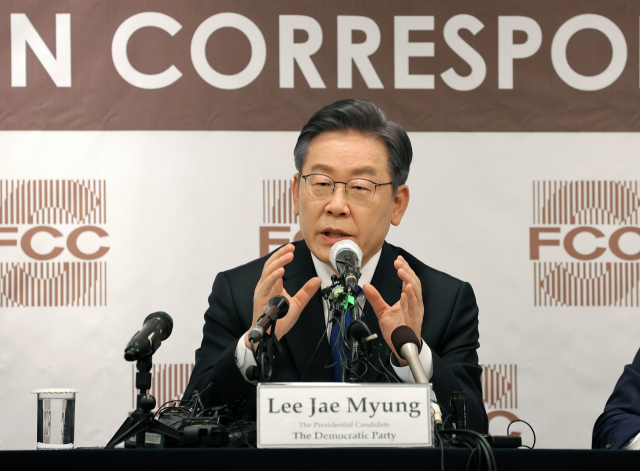 더불어민주당 이재명 대선 후보가 25일 오후 서울 중구 한국프레스센터에서 열린 외신기자 클럽 초청 토론회에서 외신기자들의 질문에 답하고 있다. 연합뉴스