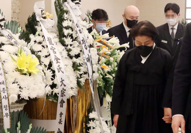 25일 서울 서대문구 신촌세브란스병원 장례식장에 마련된 전두환 전 대통령 빈소에서 전 대통령의 부인 이순자 씨 등 가족들이 입관식을 위해 이동하고 있다. 연합뉴스