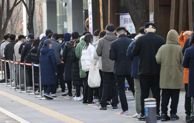 25일 오전 서울 송파구보건소 선별진료소에서 시민들이 신종 코로나바이러스 감염증 검사를 받기 위해 대기하고 있다. 중앙방역대책본부는 이날 0시 기준으로 신규 확진자가 3천938명 늘어 누적 확진자 수가 42만9천2명이라고 밝혔다. 위중증 환자 수는 600명을 넘으면서 코로나19 유행 이후 최다 수치로 집계됐고, 사망자는 39명으로 4차 유행 이후 가장 많았다. 연합뉴스