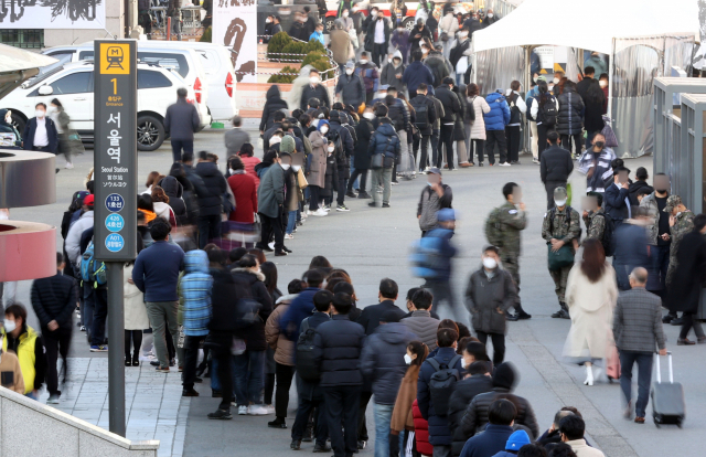 25일 오후 서울역 광장에 마련된 신종 코로나바이러스 감염증(코로나19) 임시 선별검사소에서 검사를 받으려는 시민들이 줄을 서고 있다. 연합뉴스