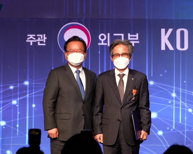 박승우(오른쪽) 영남대 국제교육부총장이 근정포장을 받은 뒤 김부겸 국무총리와 기념촬영을 하고 있다. 영남대 제공