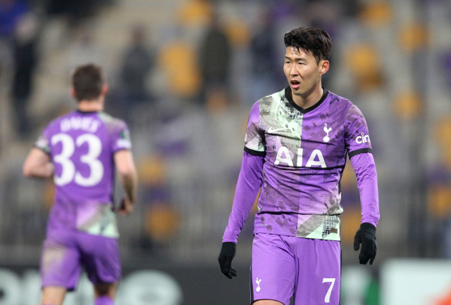 26일 슬로베니아 마리보르의 스타디온 류드스키 브르트에서 열린 유럽축구연맹(UEFA) 유로파 콘퍼런스리그 조별리그 G조 5차전에서 무라(슬로베니아)에 패한 토트넘 홋스퍼(잉글랜드)의 손흥민이 아쉬워하고 있다. 이날 교체 출전한 그는 공격포인트를 올리지 못했다. 토트넘은 1대2로 져 2위를 유지하면서 16강 직행이 불발됐다. 안토니오 콘테 토트넘 감독은 부임 후 첫 패를 당했다. 연합뉴스
