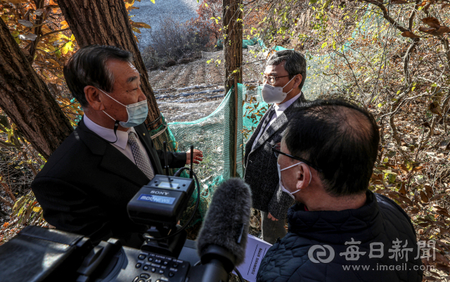 대구 달성군 가창면 '10월 항쟁 한국전쟁 등 전후 민간인 희생자 위령탑'에서 정근식 진실화해위원장과 유족들이 희생자 유해 매장지 일대를 둘러보고 있다. 안성완 기자 asw0727@imaeil.com