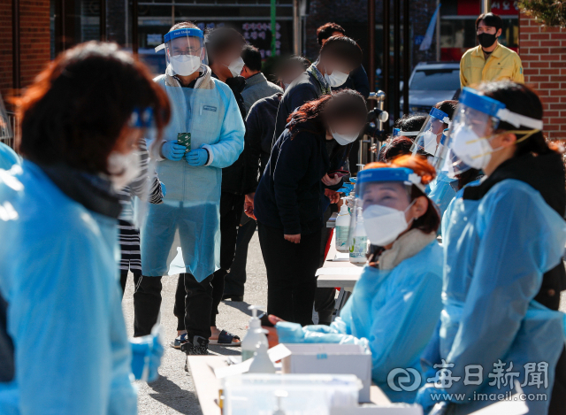 26일 성주군 초전면 참외작목반 관련 확진자가 다수 발생하자 초전보건지소에 임시선별검사소가 마련돼 주민 4천500여 명에 대한 전수 검사가 진행되고 있다. 이날 0시 기준 경북에서는 116명이 신규 확진돼 지난해 2월 첫 확진자 발생 이후 가장 많은 확진자가 나왔다. 우태욱 기자 woo@imaeil.com