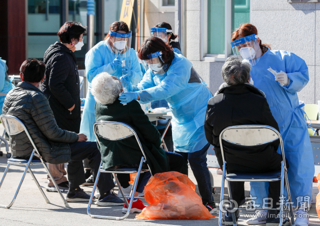 26일 성주군 초전면 참외작목반 관련 확진자가 다수 발생하자 초전보건지소에 임시선별검사소가 마련돼 주민 4천500여 명에 대한 전수 검사가 진행되고 있다. 이날 0시 기준 경북에서는 116명이 신규 확진돼 지난해 2월 첫 확진자 발생 이후 가장 많은 확진자가 나왔다. 우태욱 기자 woo@imaeil.com
