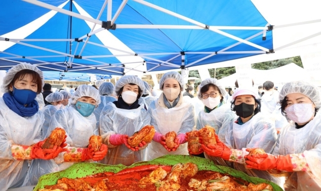 26일 서울시 노원구 중계동에서 김장 봉사를 한 김혜경 씨(사진 중앙). 더불어민주당 선대위 제공