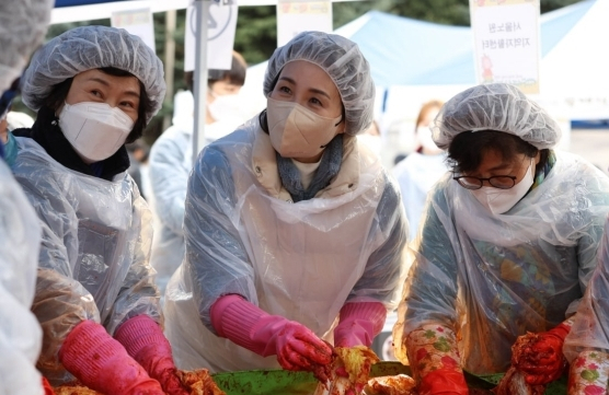 26일 서울시 노원구 중계동에서 김장 봉사를 한 김혜경 씨(사진 중앙). 더불어민주당 선대위 제공
