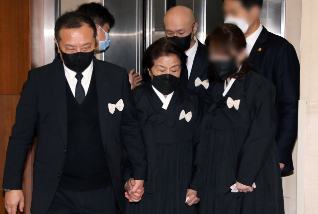 25일 오후 서울 서대문구 신촌세브란스병원 장례식장에 마련된 전두환 전 대통령 빈소에서 전씨 부인 이순자 씨, 장남 재국, 차남 재용 씨 등이 입관식을 마친 뒤 빈소로 향하고 있다. 연합뉴스