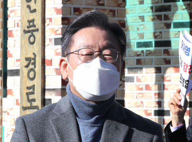 더불어민주당 이재명 대선후보가 27일 전남 강진군 군동면 안풍 마을회관에서 열린 강진 농민들과 함께하는 국민반상회를 마친 뒤 취재진의 질문에 답변하고 있다. 연합뉴스