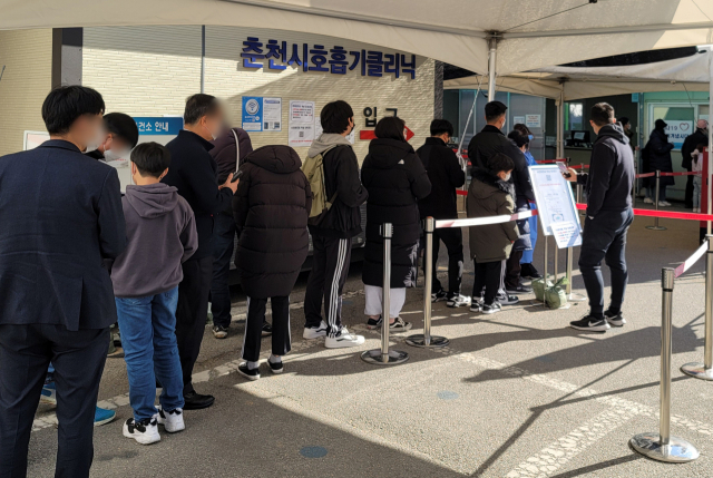 강원도 내 신종 코로나바이러스 감염증(코로나19) 확진자 수가 증가하고 있는 27일 강원 춘천시보건소에 선별검사를 받기 위한 시민들이 줄지어 서 있다. 강원도에서는 전날 하루 신규 확진자가 93명이 발생해 코로나19 사태 이후 최대치를 기록했다. 연합뉴스