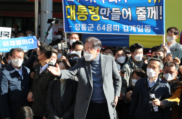 더불어민주당 이재명 대선후보가 27일 전남 장흥군 정남진장흥토요시장을 방문, 즉석연설하며 지지를 호소하고 있다. 연합뉴스