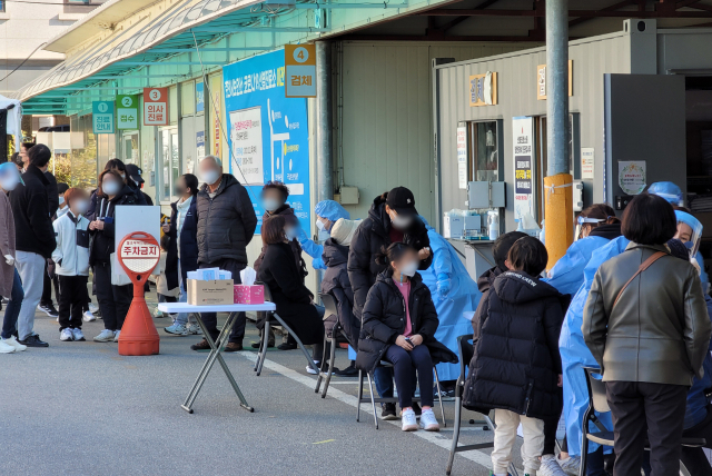 강원도 내 신종 코로나바이러스 감염증(코로나19) 확진자 수가 증가하고 있는 27일 강원 춘천시보건소에 선별검사를 받기 위한 시민들이 줄지어 서 있다. 강원도에서는 전날 하루 신규 확진자가 93명이 발생해 코로나19 사태 이후 최대치를 기록했다. 연합뉴스