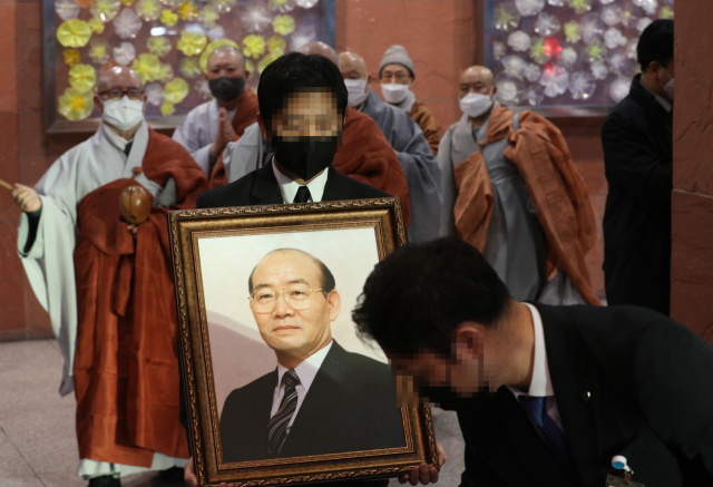 지난해 11월 27일 오전 서울 서대문구 신촌 세브란스병원 장례식장에서 전두환 전 대통령의 발인식이 진행되고 있다. 연합뉴스