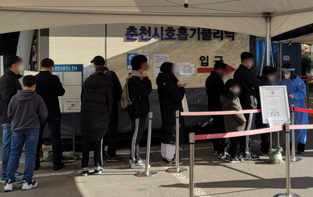 강원도 내 신종 코로나바이러스 감염증(코로나19) 확진자 수가 증가하고 있는 27일 강원 춘천시보건소에 선별검사를 받기 위한 시민들이 줄지어 서 있다. 강원도에서는 전날 하루 신규 확진자가 93명이 발생해 코로나19 사태 이후 최대치를 기록했다. 연합뉴스