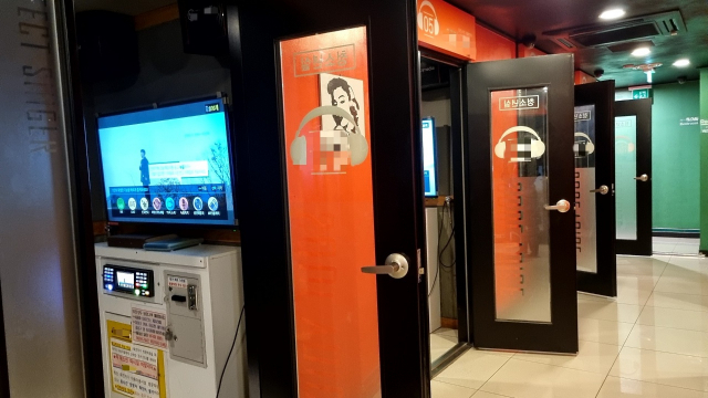 지난 26일 오후 6시쯤 대구 남구 대명동 코인노래연습장. 금요일 저녁이지만 손님이 없어 방마다 문이 활짝 열려 있었다. 카운터에도 아무도 없었다. 이곳 사장 A씨에게 전화를 걸자 A씨는