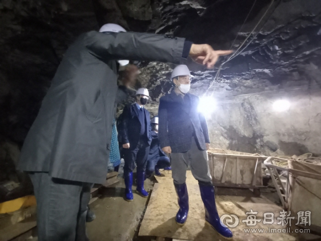 27일 경산 코발트광산 민간인 희생 사건이 발생한 현장을 방문한 정근식 진실화해위 위원장이 광산 수평2굴을 직접 확인하고 있다. 경산시 제공