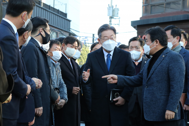 더불어민주당 이재명 대선후보가 28일 광주시 남구 양림교회에서 열린 주일 예배에 참석하기 위해 이동하며 관계자들과 인사하고 있다. 연합뉴스
