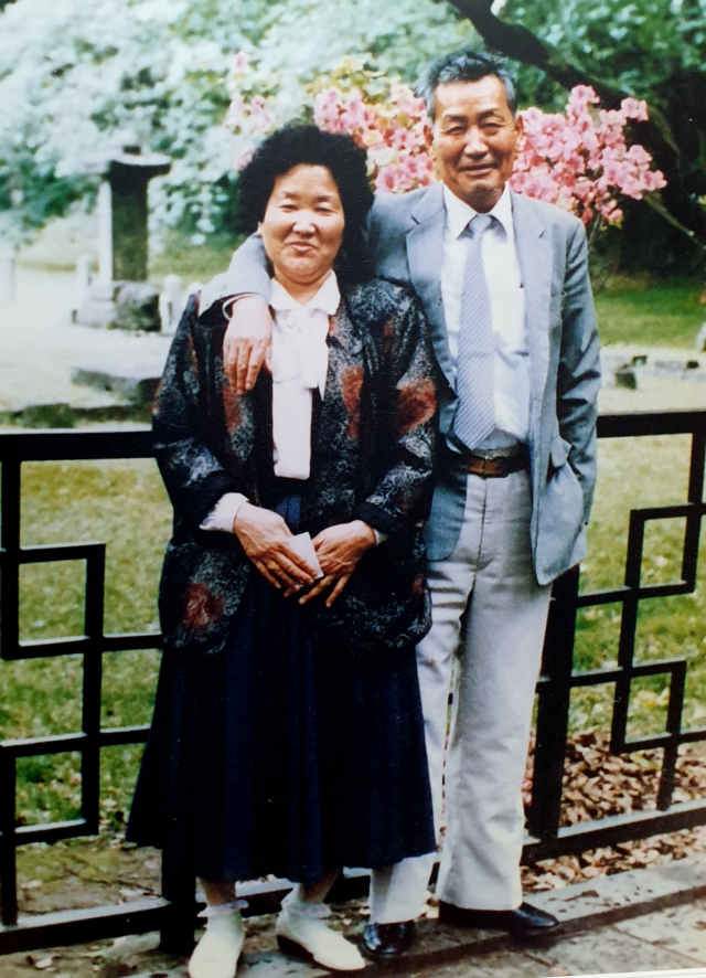 30여년 전 제주도에서 찍은 박채아 씨 할머니 이덕상 씨와 할아버지의 모습. 가족제공