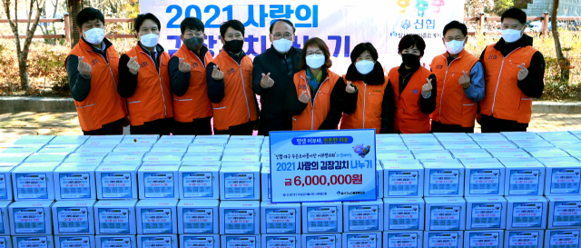 대구 달서구노인종합복지관(관장 김진홍)은 신협 대구 두손모아봉사단 서부평의회(회장 김윤희 월성신협 전무) 후원으로 지난 26일 홀몸노인들을 위한 김장 김치 나누기 행사를 실시했다. 달서구노인종합복지관 제공