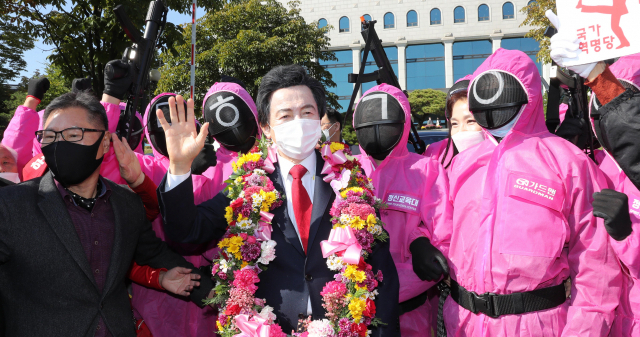 허경영 국가혁명당 명예대표가 지난달 18일 오전 과천 중앙선관위에서 제20대 대통령선거 예비후보자 등록을 마치고 