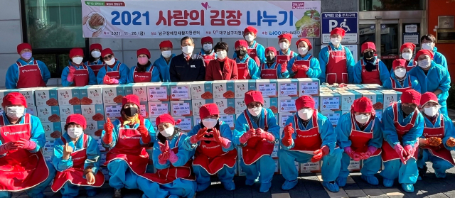 대구 남구자원봉사센터(센터장 김봉기)는 대구시설관리공단(이사장 최길영)과 연합해 사랑의 김장나누기 활동을 펼쳤다고 26일 밝혔다. 대구 남구청 제공