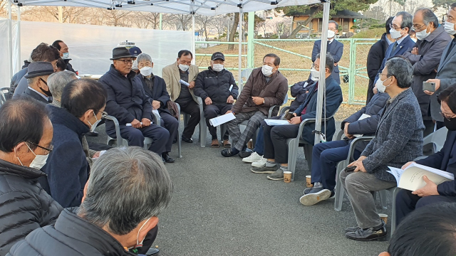 진실화해를 위한 과거사정리위원회와 경산 박사리 사건 유족회가 27일 경산 박사리 사건 현장에서 간담회를 열고 있다.