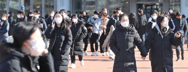 지난 2022학년도 수시 모집 논술고사를 치른 수험생들이 경북대학교 시험장을 나서고 있다. 매일신문DB