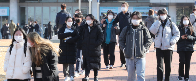 27일 경북대학교에서 2022학년도 수시모집 논술고사를 치른 수험생들이 시험장을 나서고 있다. 성일권 기자 sungig@imaeil.com