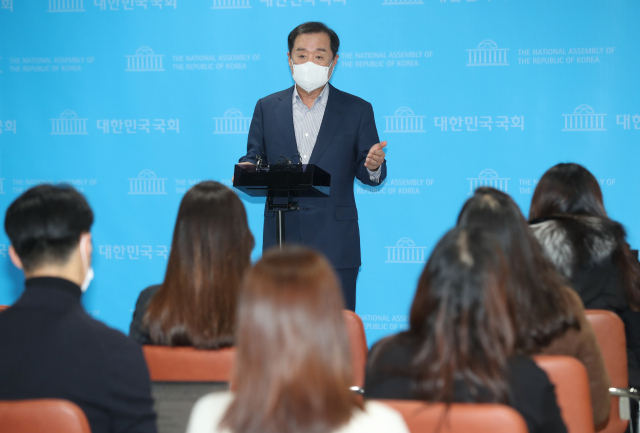 국민의힘 김병준 상임선대위원장이 28일 서울 여의도 국회 소통관에서 기자회견을 마치고 취재진 질문에 하고 있다. 연합뉴스