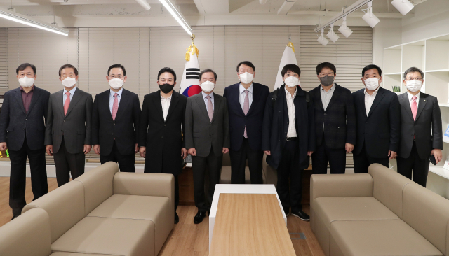 국민의힘 윤석열 대선 후보가 26일 오후 서울 여의도 당사 후보실에서 선대위 총괄본부장단과의 상견례에 앞서 기념촬영을 하고 있다. 연합뉴스
