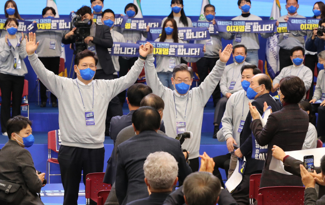 더불어민주당 이재명 대선후보가 28일 광주시 서구 김대중컨벤션센터에서 열린 광주 대전환 선대위 출범식에 참석, 인사하고 있다. 연합뉴스