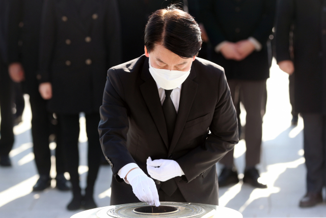 국민의당 안철수 대선 후보가 28일 오전 광주 북구 국립 5·18 민주묘지를 참배하고 있다. 연합뉴스