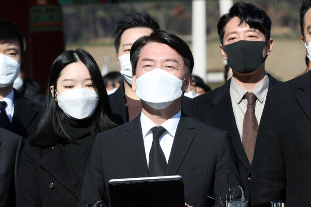 국민의당 안철수 대선 후보가 28일 오전 광주 북구 국립 5·18 민주묘지 참배를 마치고 기자회견을 하고 있다. 연합뉴스