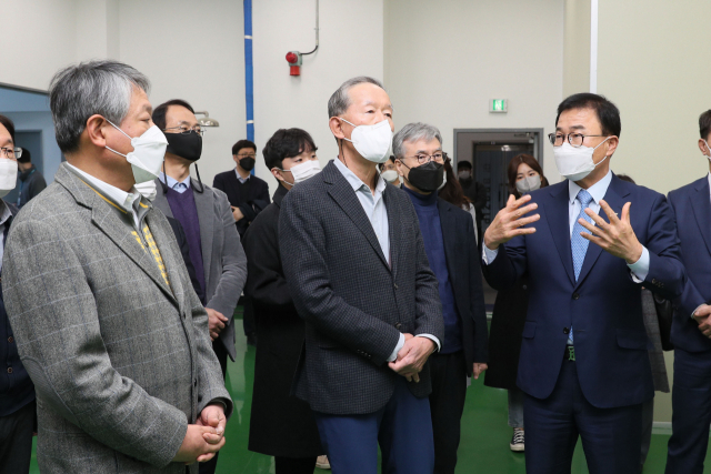 허창수 전국경제인연합회 회장이 23일 경기도 안산시 ㈜오알켐을 방문해 생산시설을 둘러보고 있다. 왼쪽부터 배상근 전국경제인연합회 전무, 허창수 전국경제인연합회 회장, 이재현 (주)오알켐 대표. [전국경제인연합회 제공. 재판매 및 DB 금지] 연합뉴스