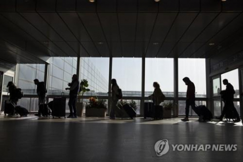 이스라엘이 신종 코로나바이러스 오미크론 변이 차단을 위해 외국인 입국을 제한하기로 한 가운데 28일 벤구리온 국제공항에서 여행객들이 줄지어 이동하고 있다. 연합뉴스